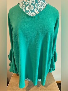 IVY JANE Women's V-Neck Emerald Green Blouse with Ruffle Sleeves